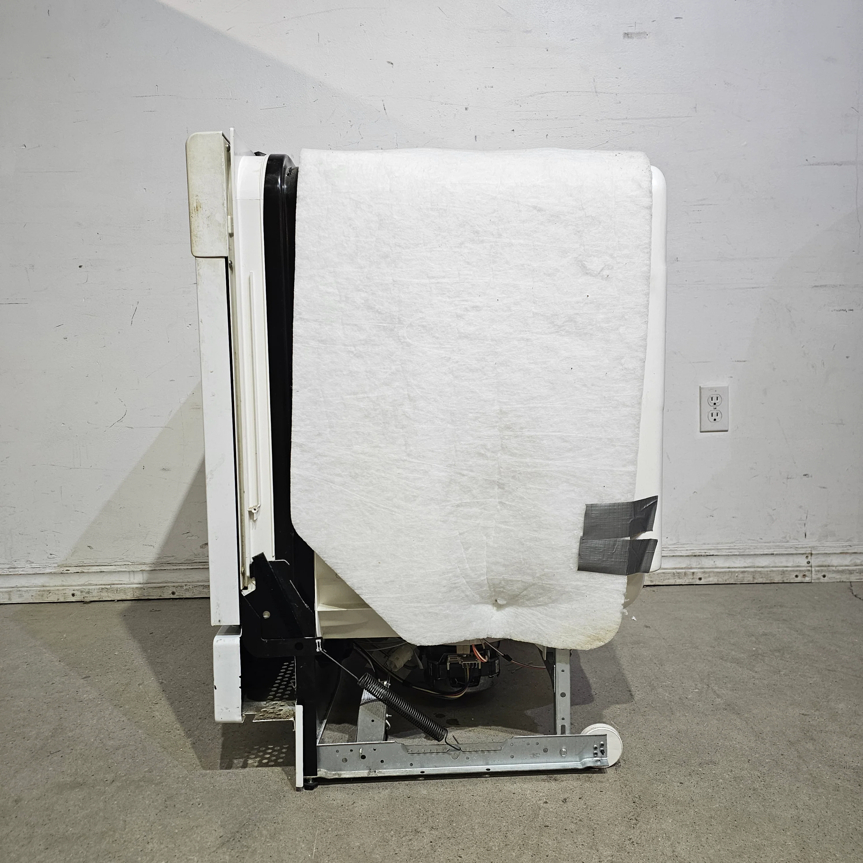 Whirlpool Built-In Dishwaser - Image 5