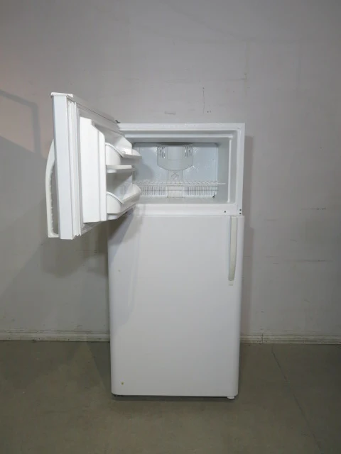 White Kenmore Top Freezer Refrigerator - Image 2