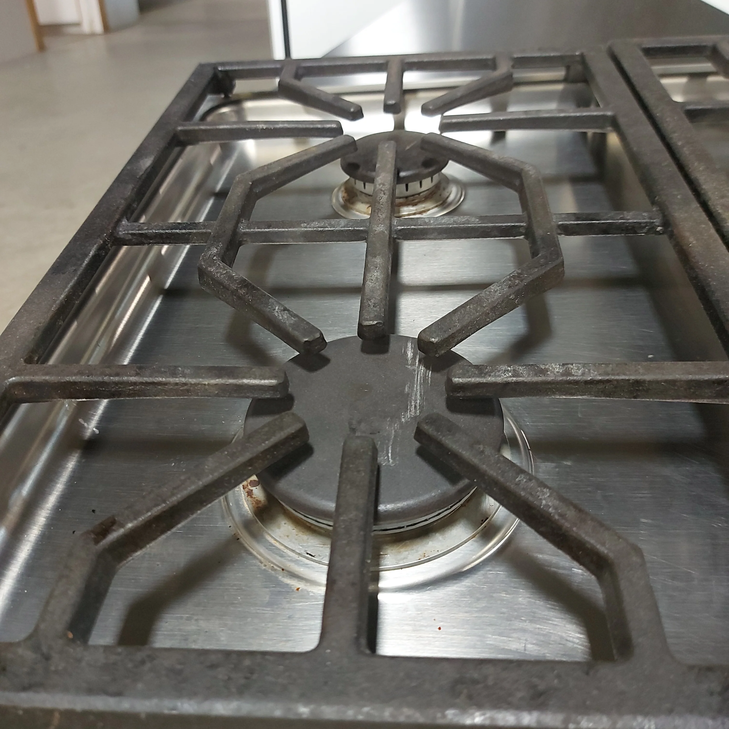 Wolf Professional 36" Gas Cooktop w/ 5-Burners - Image 3