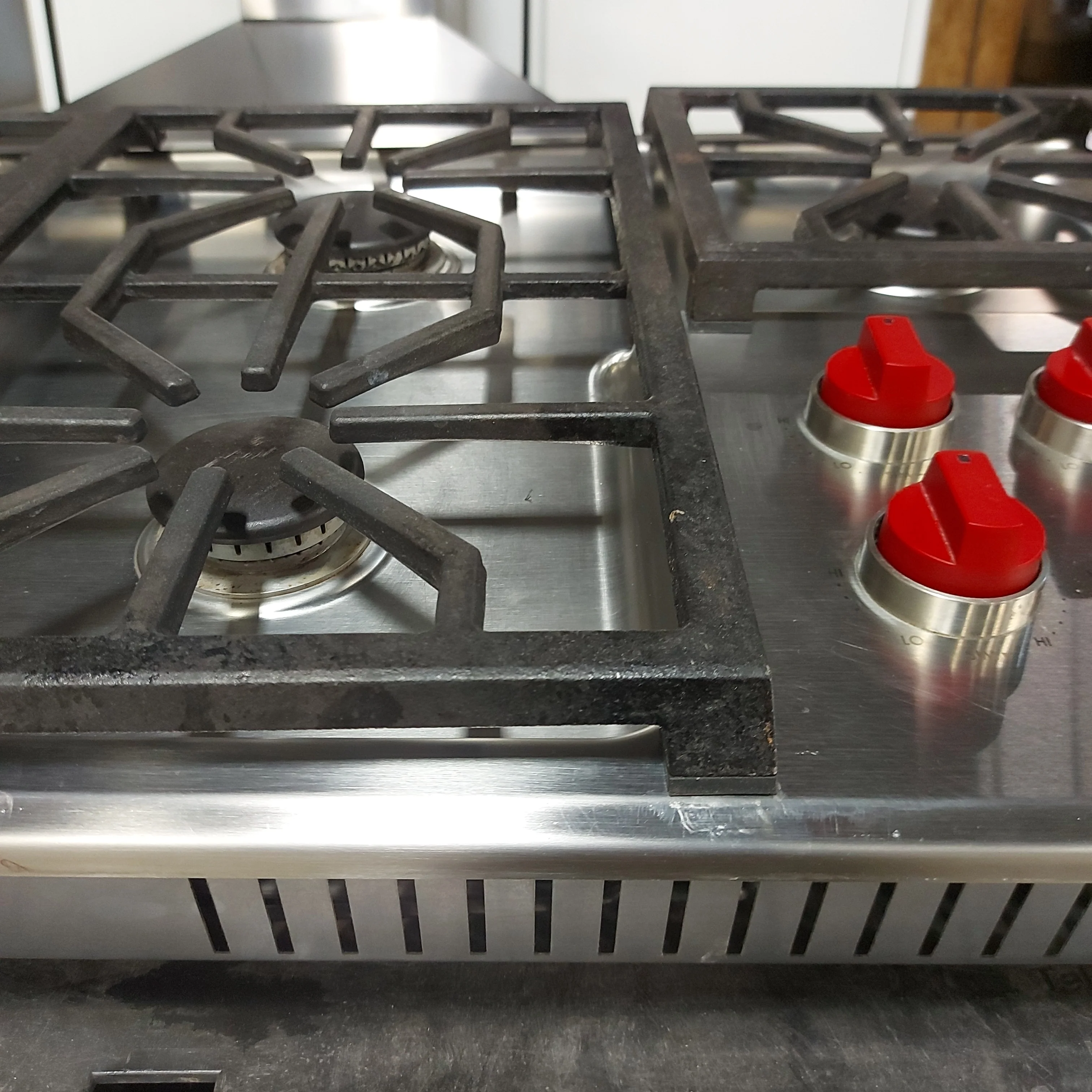 Wolf Professional 36" Gas Cooktop w/ 5-Burners - Image 5